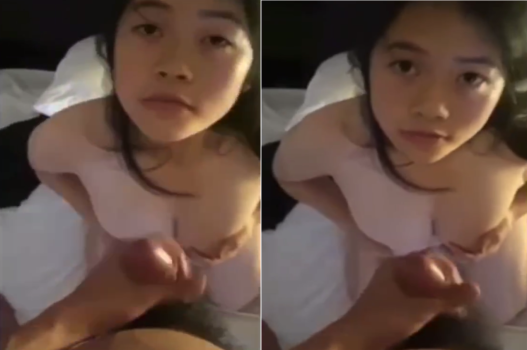 Cô nhân viên trẻ vâng lời sếp nên có khoảnh khắc yêu thương